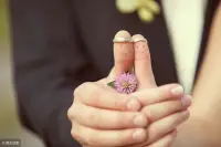 婚姻經(jīng)營(yíng)篇

結(jié)婚后，你有沒(méi)有聽(tīng)另一半說(shuō)這句話：“日子沒(méi)法過(guò)了，我們?nèi)^不合，離婚吧！”這句話所表達(dá)的含義就是三觀不合，經(jīng)常說(shuō)這句話的人，心已經(jīng)不在對(duì)方身上了！

什么是三觀？一般是指世界觀、價(jià)值觀、人生觀。親戚朋友跟你這三觀不合，你可以選擇遠(yuǎn)離或減少來(lái)往，但夫妻三觀不合，又有孩子牽絆著，如何遠(yuǎn)離減少來(lái)往？分居嗎？

分居久了，可能就會(huì)走到“離婚”這一步。反觀現(xiàn)實(shí)生活，有很多夫妻經(jīng)常因?yàn)槿^不合鬧離婚，說(shuō)是跟對(duì)方不是一路人，聽(tīng)不懂對(duì)方說(shuō)的什么，對(duì)方也不知道我的意思，如同對(duì)牛彈琴。

三觀不合的婚姻，夫妻還能將就走下去嗎？

一段婚姻走向盡頭，并不全是三觀的問(wèn)題，三觀只是一方面，還有兩個(gè)人的感情，性格等，建議夫妻多磨合，多包容，多理解。

婚姻經(jīng)營(yíng)溝通學(xué)習(xí)、中年人重燃愛(ài)火可咨詢老師！配圖