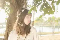 自愛，沉穩，而后愛人

當一個男人不再愛他的女人，她哭鬧是錯，靜默也是錯，活著呼吸是錯，死了都是錯。

真正有智慧的淑女，從不炫耀她所擁有的一切，她不告訴人她讀過什么書，去過什么地方，有多少件衣服，買過什么珠寶，因為她沒有自卑感。

無論怎么樣一個人借故墮落總是不值得原諒的，越是沒有人愛，越要愛自己。

能夠說出的委屈，何必向不值得的人證明什么，生活得更好，乃是為你自己。便不算委屈；能夠搶走的愛人，便不算愛人。

做不到是你自己的事，午夜夢回，你愛怎么回味就怎么回味，但人前人后，我要你裝出什么都沒有發生過的樣子。你可以的，我們都可以，人都是這般活下來的。


我要很多很多的愛。如果沒有愛，那么就要很多很多的錢，如果兩件都沒有，有健康也是好的！配圖