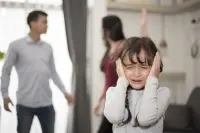 分享一下婚姻輔導處的案例（受原生家庭影響而離婚）

男生和女生自由戀愛，結婚生下小孩的時候，（孩子三歲），男生染上賭博欠債，而男生的媽媽也不教導，每次夫妻因這事吵架的時候，他媽媽都跳出來責怪女生的不是，還討好著他的兒子。使這個兒子變得越來越猖狂，連最后一套房也賣了。

女生忍無可忍抱著孩子來離婚，婆婆還罵著她的無情。看著女生把一盒面巾紙抽干，心里也有點難受。能調和嗎？自己都調不下去！

最后簽字給她并告訴她，無論發生了什么事你都一定要先好好愛自己！嫁錯了人不是你的錯，不能以他人的錯誤來懲罰自己！配圖