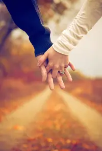 為什么當今離婚率居高不下

我們當前的婚姻生態類似于冰山，表面現象如離婚、出軌和感情冷淡，而深層次則隱藏著伴侶間的疏遠、溝通障礙和信任缺失等問題。

這些問題反映了婚姻能力的不足和對愛的渴望。隨著經濟、科技和文化的變革，人們面臨著適應新觀念和承擔經濟、育兒壓力等挑戰，但在處理復雜婚姻關系方面缺乏支持！

因此，愛的能力學習變得尤為重要！

遇戀愛婚姻問題可咨詢老師！配圖
