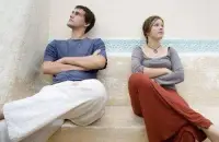 中年人不輕易離婚！

過來人給我們的經驗，我們是不能夠在中年期隨便提出離婚的，因為受到的影響實在是太大了，尤其是我們到了中年不僅要考慮我們的孩子還要考慮我們的父母，因為父母老了經不起更多的波折，而孩子還小經歷不起這么多親情的流失。

無論是男和女到中年再離婚，基本上都是不能夠全身而退的，一定要謹慎處理和良好的溝通不要輕易談離婚！配圖