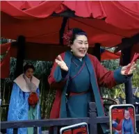 王婆的故事，不僅僅是一個關于個人奮斗的傳奇，更是一段每個人都能從中找到共鳴的溫情記憶。

在這個快速變化的時代，王婆的故事提醒著我們，真誠和堅持總會被看見。她用她的故事，激勵著每一個人，不論你處在人生的哪個階段，只要你保持熱愛，堅持自己的夢想，總有一天，你的光芒也會被世界所發現！配圖