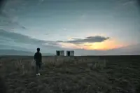 叔本華所說：“只有當一個人獨處的時候，他才可以完全成為自己！


一個人的靈魂，只有在獨處中才能洞見自身澄澈與明亮，才能盛享生命的葳蕤和蓬勃。

遠離人群的活法，看似是寂寞的，會失去很多樂趣。

但實際上，獨處是一場與靈魂的對話。

靜下心來，隔絕世界的嘈雜，才能為漂泊不定的靈魂尋一休憩之所！配圖