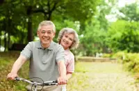 黃昏戀篇

黃昏戀也要注意擇選重點：內(nèi)心是否契合

晚年生活在一起，精神的互相慰藉才是關鍵。

自己上了年紀，子女們也都成家立業(yè)，不僅工作繁忙，還有自己的小家庭需要照顧，時常會疏忽了自己。

這讓不少人的內(nèi)心感到很是焦慮，如果此時能有人與自己作伴，日常的生活也會多一份樂趣。

但兩人過去的生活環(huán)境大不相同，如果在思想上很難有契合點，在日常的交流中也會有很多的矛盾，這段感情也很難持久。

所以即便是黃昏戀，也要找能與自己心靈契合的人。配圖