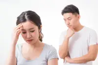 冷暴力有時候是一種分手的手段，分為這樣幾個階段：

第一階段：冷漠

他突然變得很忙，對你沒有那么多的關(guān)心了，人也冷漠下來。“忙”“累”之類的理由成了他們應(yīng)付你最大的理由！

第二階段：你試圖以退為進(jìn)

他不再主動聯(lián)系你，關(guān)系日趨冷淡，你可能會因此抓狂，情緒也隨之起起伏伏。最終當(dāng)你覺得無法承受時，會說“我受不了了，我們分手吧。”然而你卻未必是真要和他分開，其實是想挽回他對你的關(guān)注。此時對方往往看起來也有了觸動，會哄哄你之類的，你們的關(guān)系有所緩和。

第三階段：拉鋸戰(zhàn)

緩和的日子很短暫，他又開始冷落你，而且變本加厲，這讓你徹底失去耐心，在要不要做個決斷的問題上反復(fù)折磨自己，情緒狀態(tài)變得很差。此時你再提分手，他就不再回應(yīng)了，只是保持沉默。

第四階段：絕望、清醒、結(jié)束

你終于決心離開，而他的態(tài)度仍然曖昧。當(dāng)你看清事實時，一切也就畫上了句號。配圖