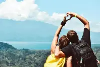 婚姻篇

柏楊說：夫妻之間或愛人之間，一旦在人格上瞧不起對方，愛情就要取消。

反復討好的舉動就像正在海上行駛的大船丟掉的螺絲釘，即便船還在運轉，可水早已經不知不覺地充斥船艙，翻掉是早晚的事。

適當的討好，會讓伴侶有被愛的感覺，從而給予積極的情感反饋；害怕失去過度討好，終將會使得雙方相處不舒服，失去經營感情的信心。

好的婚姻，不應該有人在其中一味地討好另一方，而是應該各自守護著內心深處的安寧，堅定地相信自己值得被愛。

婚姻是雙向選擇的，不能一方一味的討好對方，而忽略自己的感受，去無底線的迎合對方，不懂得拒絕！配圖