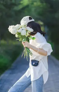 女人不管到了什么年齡都要記的：


言慢者貴、德厚者旺。

允許自己做自己，允許別人做別人，身在當下
便活在當下，勿在別人心中修行自己，勿在自己心中強求別人。

總有一天你會明白，能治愈你的，從來都不是時間，而是你心里的那份釋懷和格局，自己愛自己強比很多人愛你。

不要從別人身上找安全感，能給你安全感的只有你自己。

向下扎根，向上開花，不負生活不負自己，給自己買花，陪自己長大！配圖