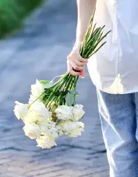 女人不管到了什么年齡都要記的：


言慢者貴、德厚者旺。

允許自己做自己，允許別人做別人，身在當下
便活在當下，勿在別人心中修行自己，勿在自己心中強求別人。

總有一天你會明白，能治愈你的，從來都不是時間，而是你心里的那份釋懷和格局，自己愛自己強比很多人愛你。

不要從別人身上找安全感，能給你安全感的只有你自己。

向下扎根，向上開花，不負生活不負自己，給自己買花，陪自己長大！配圖