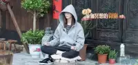 明星們都在堅持的靜心冥想練習（緩解壓力的心理訓練）

初學冥想，不需要盤全蓮花，簡易坐姿即可，關(guān)鍵是要保持脊柱立直中正。

冥想時，放松臉部肌肉、眼睛、鼻子、嘴唇、舌頭、閉上眼睛，把注意力放在呼吸上，用鼻子呼吸。先不用刻意調(diào)整呼吸，只須觀察自己呼吸的狀態(tài)——呼吸的節(jié)奏、快慢、深淺或者靜靜地體會呼吸時的緊張與放松。觀察自己呼吸的聲音。

當注意力從呼吸上跑開時，不要著急，只是靜靜地觀察著這種“游離”，然后慢慢地把意識引回到自己的呼吸上。隨著練習時間的加長和次數(shù)的增多，隨著對這種冥想方法的熟悉和適應，你一定會變得越來越舒適、越來越平靜。

你可以根據(jù)自己的狀態(tài)來調(diào)節(jié)冥想時間的長短。開始時，時間可以稍短，5分鐘左右，然后慢慢增加到10分鐘、15分鐘，以至更長。

長期冥想能夠使內(nèi)心安定、富足，緩解抑郁焦躁的情緒，讓人越來越平和從容，還有美容駐顏的功效哦！配圖