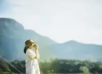 我們浪費(fèi)自己的健康去贏得個(gè)人的財(cái)富，然后又浪費(fèi)自己的財(cái)富去重建自身的健康。

我們焦慮地憧憬未來，忘記了眼前的生活，活得既不是為了現(xiàn)在也不是為了將來。

這就是現(xiàn)在的人大多的活法，累并勇敢向前！配圖