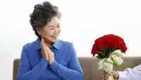 中老年期要想健康就要從“心”開始：遇事想開，憂愁拋開，煩惱解開——健康、長壽自然來。

■除了參與社會活動，哪些方法還可以幫助人保持年輕心態？

1、鞏固愛情：俗話說“少年夫妻老來伴，恩愛夫妻多長壽”。愈是年老愈要珍惜、鞏固愛情，朝夕相處，相互體貼。

2、經?；顒邮种福鹤鰞墒纸惶孢\動及轉動健身球，可以刺激大腦兩半球，有健腦益智、延緩大腦衰老的作用。

3、保持大腦的活力：中老年人要多用腦，如堅持讀報看書、繪畫、下棋，培養多種興趣愛好。研究表明，經常用腦的65歲老人，其腦力并不比不愛動腦的35歲的青年人差。

4、調節飲食：做到粗細混雜，葷素搭配，少吃些動物脂肪和含糖類食物。

5、多聽優美的歌曲：優美的旋律可調節中樞神經系統的功能，使人有一種心曠神怡的歡樂感覺。

6、保證睡眠充足：中老年人要學會規律地生活，合理安排作息時間，保證一天有八小時左右的睡眠時間。配圖