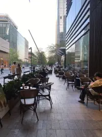 你覺得人生的最重要一步是什么？

我覺得的還是選擇配偶，如果你這一步走錯了，往后余生的每一步、其實都會很坎坷！

找老公帥氣和錢未必是最重要的

找太太漂亮和身材也未必是最重要的

最重要的還是看對方的人品，擔當，責任，三觀，善良以及原生家庭刻在骨子里的教養和涵養（遺傳基因）！配圖