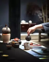 擇偶定位（相親真相）

相親的時候，形象真的很重要，你會通過
第一眼去判斷對方，對對方有一個初步的
認知，對方同樣也會通過第一眼，去對你
產生第一印象。

兩個人在相親的時候，女人會在意男人的
條件，想要了解男人的工作，學歷，家庭
背景，房子車子，卡里余額什么的，男人
同樣也會考慮女人的方方面面，長相學歷
性格工作家庭等。

自由戀愛，或許剛開始，有的更多的只是
單純的喜歡，并沒有那么多的權衡利弊，
但是相親，是在先權衡了過后，才會判斷
自己到底要不要，和對方去有一個開始。

最后能真的走在一起的兩個人，大都是條
件差不多，誰不曾過于優越于誰，誰也不
曾過于高攀誰。你們彼此之間或許沒有那
么多的喜歡，但是卻也能夠好好相處！

老師數次婚姻輔導后的心得：婚后夫妻三觀一致的，會比較和諧！配圖