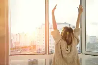 焦慮癥（建立自信）

焦慮癥發作是量變到質變的過程，是一種精神上的情緒累計，治療焦慮癥積極的信念是第一位的，要堅信自己能夠好起來，并且要明白它只是讓我們大腦產生錯覺的精神障礙，是不能對我們造成實質性損傷的。

除了要堅信自己能克服焦慮外，還要學會去接受自己，學會放下從先之前的事已經成為了過往，去嘗試著原諒曾傷害過你的人和事，去原諒自己。

安慰一下遍體鱗傷的自己，讓自己明白事情并沒有那么糟，也沒有那么渺小和自卑，過去只有存在于記憶之中，坦然的把積累的情緒負債都釋放出來。

當你的信心建立起來之后，其實焦慮癥就已經進入了康復階段。但如果你理解了過去的事情，原諒了以前的自己，那么恭喜你，你不僅擺脫了焦慮癥的困擾，而且成為了一個更好的自己！配圖