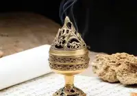 沉香療愈人心

都市生活的壓力與節(jié)奏，影響了越來越多人的睡眠質(zhì)量，甚至導(dǎo)致失眠。而在對抗失眠方面，我國傳統(tǒng)文化中的熏香是最常見，也是最有效的方法。

?無論是在床上輾轉(zhuǎn)反側(cè)，還是干脆毫無睡意，睜眼到天亮，大部分睡不著的人，主要是睡前大腦處于緊張、興奮的狀態(tài)，壓力大或睡前玩手機(jī)其實(shí)都能產(chǎn)生這種狀態(tài)。也有一些人，睡眠時間已經(jīng)很充足了，醒來后卻依然感到乏困，這種狀況是深度睡眠的時間比較短，大部分時間處于淺度睡眠，這種人群就屬于睡覺的時候警惕性比較高，放松不下來，其實(shí)也就是說睡眠質(zhì)量不高。長此以往，這些情況都會對身體健康不利，導(dǎo)致內(nèi)分泌失調(diào)，臟腑器官不合，甚至發(fā)展成更嚴(yán)重的疾病。

睡前熏一些能夠幫助大腦放松、心神安定的香品，首選最佳用香即為沉香！

為什么推薦沉香呢？

這是因?yàn)殡m然自然界中能夠起到安神作用的香料很多，如薰衣草、丁香、茉莉、玫瑰、紫羅蘭、薄荷等都可起到放松精神的作用，且有利于睡眠，但是味道都相對比較激竄，時間稍長反而容易對大腦產(chǎn)生刺激，不適宜長期使用。

而沉香的香氣則屬于暗香，氣韻溫和舒緩，留香持久，久聞不會對大腦產(chǎn)生過度的刺激，睡前薰燃一些沉香，能讓一夜都沉浸在幽雅的暗香之中。除此之外，沉香的中藥藥性也會通過燃燒后釋放出來的香氣被人體吸收后發(fā)揮效用，芬芳的香氣令人心曠神怡，起到安眠作用的同時，也能緩解脹氣，平息氣喘，暖宮、暖腰膝，特別是對于四肢手腳易冰涼的朋友，能夠促進(jìn)血液循環(huán)，有著溫腎納氣助陽的功效！配圖