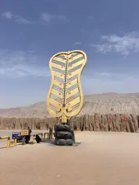 旅行的意義

旅行的意義在于交流

在不同的土地上，我們與陌生的人交流，與陌生的文化交流，與陌生的風景交流。

這種交流讓我們了解到世界的多元與博大，也讓我們認識到自己的渺小和無盡的可能。

我們開始理解，生活并不只是一成不變的重復，而是無數的相遇與交流，每一次旅行都是一次新的開始！配圖