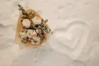 自我療愈

自我照拂正是通往釋然的最佳道路，學會愛自己，這“便宜”其他人也占不去。

我深知，保持關懷自己并不是那么容易，因為我們總會高估自己對自己的了解，或會對一直關注自己感到無趣，但在我們的人生中，只有自己會與自己每分每秒都綁在一起。

對自己好一點，你的傷才會好得快一點、往后每天都過得更幸福一些！配圖
