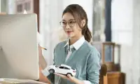 人際關系篇

人生在世，總免不了與人交往。

可是很多人卻有這樣的苦惱：為什么互聯網越來越發達，溝通越來越容易，人們卻越來越看不透人呢？

朋友似乎越來越多，“朋友”又好像越來越少。

如何才能在紛亂的人情交往中，找到值得交往的人，是每個人都渴望學到的技能。

清朝名臣曾國藩曾說：辦事不外用人，用人必先知人。

這句話的意思是，辦任何事無外乎是用人，但是在用人之前一定要先學會看穿人本質的眼力。

而且，你會發現，你有“識人”的能力，能比其他人走的更順更遠。配圖