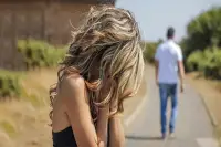 婚姻輔導后的分享（二婚比頭婚更要會經營）

涂磊曾經說過一句很經典的話，半路夫妻，永遠是賊。
?
這句話，可以說很形象地概括了二婚家庭的真實感受：二婚家庭永遠難像頭婚那樣彼此信任，不分你我。
?
接下來我帶你揭秘，影響二婚家庭幸福的三個原因和一個解決方案。
??
1、物質，頭婚時覺得，兩個人都是為了這個家努力，所以在物質方面沒有那么在乎，說白了就是男人花多花少，睜一只眼閉一只眼。
?
二婚就不同了，因為之前付出那么多心血，還是沒有好結果，覺得男人、感情根本就不可靠，唯有金錢才靠得住，而是盡量去管控對方的金錢，把錢攥到自己手里才覺得有安全感。
?
2、感情，因為在之前的感情里受到過傷害，覺得天底下沒有什么好男人，哪怕有也不會讓自己遇到，所以走入第二段感情后，不敢輕易付出，害怕再次受到傷害。
?
為了避免覆水難收，在感情里，要先驗證對方是否可靠，而且一定是對方先付出自己才付出，對方付出多少，自己要付出的比對方少一點，心里才會舒服。
?
3、孩子，如果離婚后自己帶孩子，就只想把自己的孩子弄好，懶得去管對方的孩子，更不想再給對方生個孩子。
?
如果孩子判給了前夫，總想騰出時間去看自己的孩子，有什么好的東西都惦記給孩子留著。這些行為都會惹得現任老公不滿，對方跟你結婚也是希望你對他的孩子好，但這點恐怕很難做到。
?
想要擺脫困境，把二婚經營好，日子過得比頭婚還幸福，最簡單的解決方法就是按規則操作。
?
什么事情只要你能夠按照一個規則操作，就可以避免很多問題的產生。在走入二婚之前，先跟老公定好規則，例如你多久去前夫那看一次孩子？你們兩個要不要再生一個孩子？家庭開銷方面具體怎么分配？婚后誰負責管錢？每月要出多少撫養費給孩子？
?
這些最好在婚前商量好，否則走入婚姻后患無窮。一旦制定好規則就按照規則操作，說好多久看一次就多久看一次，除非極特殊情況，避免違反規則，這能很大程度保證，你現任老公不會因為之前的問題跟你產生嫌隙。配圖