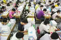 正念助于高考（緩解壓力）
一年中的這個時候對于高三學生來講可能非常緊張，他們會面臨考試的壓力和焦慮。因此老師將討論如何通過正念的技巧來幫助學生們舒緩情緒，調整心態。

正念是一種開放的狀態，這種狀態需要人們去客觀地覺察自身的想法和感受，但不去判斷是非曲直。

正念冥想的好處有很多，包括減少抑郁和疼痛，提高認知，增加創造力，減少思維障礙等等。當然，多說無益，來跟隨我們學習正念的技巧，并且運用吧。

1、行走正念

每天去散散步吧，至少10到15分鐘。在這期間，我們可以做一些散步正念冥想。

挑選在安靜的地方會更有效果，但也無妨在任何場景都試用一下。

起初，我們可以專注于腳接觸地面的感覺，接下來慢慢把注意力放在在你的呼吸上，或者在你的身體周圍，一步一步地轉移注意力。

關鍵是培養一種放松的注意力。當你忽然走神時，自然地把注意力帶回來吧，但不要去評判自己。

2、飲食正念

當你吃任何食物的第一口時，花點時間好好品嘗一下味道。仔細觀察食物，感受它在你嘴里的質地，聞聞它，注意你的身體對它產生的反應。

你無需在整個用餐過程中都采取這種方式，但是時不時地使用它來集中你的注意力。

3、靜靜地坐一會兒

坐一會兒，覺知你頭腦和身體的感覺。你感覺如何？你能聽到什么？試著活在當下。

如果你的大腦自動集中到那些必須完成的任務上，比如考試，背書，或者開始考慮曾發生的事情，盡量讓這些事情過去吧。無論你所處何處，溫和自然地把你的注意力放在當下。

記?。赫畈皇窃噲D去理解任何事情，而是專注于那一刻。

4、用心聆聽

我們可以在空閑的時候，用心去聽。

我們習慣了周圍的很多聲音，但經常忽略了它們?？赡苁区Q笛聲、車流聲和腳步聲，也可能是樹木沙沙作響，鳥兒鳴叫，大門吱吱嘎嘎作響的聲音。

你現在能聽到什么？或者，放一些音樂，認真地聽一小段：試著不去想它，試著不要讓你的思維徘徊在那些糟心的事情上，不要評判音樂本身，也不用過多地思考歌詞，就只是讓音樂在你身上流淌。

5、用心刷牙

同樣，還有一些我們幾乎不會注意到日常習慣。

比如刷牙，通常是在無意識中完成的，而大腦在此期間，會跳到其他事情上。那么與以往不同，試著專注于那些瑣事并真正地去體驗它吧，注意牙刷是如何在牙齒上移動的，以及牙膏的味道。

另一個可以結合正念練習的習慣是淋浴。讓你的感官在這個過程中發揮作用，當你走神到其他擔憂或想法時，把配圖