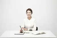 職場三必爭（老師曾經(jīng)擔(dān)任HR經(jīng)理經(jīng)驗分享）

職場上所謂的老實人指的是那些兢兢業(yè)業(yè)、沉默寡言、逆來順受的人，他們性格溫和，不會和人爭搶，與所有人都是善意。可是既然步入職場，至少要能面對升職加薪的問題，如果想要快速晉升，有些必須要爭。

以下三個必須要去爭。

第一爭：業(yè)績要爭

在職場上，僅僅做到合格是遠遠不夠的，只要一個良性的公司，至少8成的人都能做到合格線。可如果想要出頭，還要能拿出比別人更加優(yōu)秀的業(yè)績和表現(xiàn)。

老實人吃虧的地方在于：心里想著只要自己老老實實把工作做好，自然就能升職加薪。可現(xiàn)實結(jié)果卻是自己辛辛苦苦最后提拔的卻是別人，內(nèi)心極度不平衡。其實完全沒有必要，因為你的表現(xiàn)在領(lǐng)導(dǎo)看來完全對得起付給你的工資，因而肯定會去提拔業(yè)績更突出的人，只是你沒有察覺到而已。

第二爭：合理權(quán)益要爭

職場謀生，立足的根本是你能把自己的工作做好，滿足崗位對你的要求。如果還能做到更好，業(yè)績比較突出，在提拔晉升、分配獎勵之時，你才有底氣去爭取。

如果遇到這樣的情況，因為覺得你老實，明顯打壓你偏向他人，就必須去找領(lǐng)導(dǎo)去好好爭一爭，別害怕、別退縮，屬于你的就必須奪回來，強勢的告訴他們：不要以為老實人就好欺負，兔子急了也咬人。

第三爭：時機要爭

公司本質(zhì)上一個競技場，每個人都在這里發(fā)揮自己的能量，去獲得資源、回報等等。因而不管你外表是怎樣的，內(nèi)心一定要有一頭狼，有挑戰(zhàn)的勇氣和當擔(dān)的能力。

特別是領(lǐng)導(dǎo)在考慮提拔人選之時，他們不可能讓一個里里外外都是老實的人來做到更高的位置。因為真正的老實人不能駕馭團隊，沒有開拓進取的精神，更沒有獨當一面的能力，領(lǐng)導(dǎo)選了這樣的人豈不是給自己添堵嗎？所以遇到好的機會，“老實人”們也要去爭取，否則只能讓機會白白流失。配圖