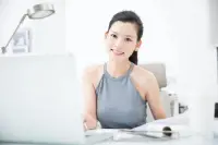 職場中有以下三個不要爭（職場智慧）送給剛畢業入職的小伙伴

第一不爭：不爭風吃醋

職場難免會有同事愛在領導前面爭出風頭，以博取歡心。但是老實人沒有必要去爭這些，原本你的性格也不適合去做這樣的事情，一旦陷入到里面，會讓你自己疲憊不堪，本職工作反而耽誤了，就得不償失。以退為進，埋頭踏實把工作做好，拿出業績再去爭。

第二不爭：不與上級爭

不與上級爭包括2個方面：第一是不與上級爭吵，特別是在公開場合，給領導尊重和顏面；第二是不與上級爭鋒芒，有時候很多事情有舍才有得，上級與下屬是相互依存關系，上級好了，下屬才更有機會。

第三不爭：一時之利不爭

聰明的職場人，會很懂得吃小虧賺大便宜的道理，很多時候，爭了一時之利，長遠損失更大。比如和領導關系鬧僵，與同事因為一點雞毛蒜皮的小事鬧的公司人盡皆知，你可能爽了當時，從長遠來說，百害而無一利。

在職場，讓利是一門藝術，但并不是說吃啞巴的讓利，而是一種長期的職場投資，以期望去獲取長遠的利益，如領導的賞識，同事的贊揚及和諧的人際關系，這些都是在職場上快速晉升的好因素。配圖