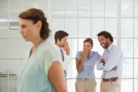 人際關(guān)系中的扎心話：（職場(chǎng)必看）

有這樣一個(gè)心理學(xué)理論：

越對(duì)別人好越記仇。

在你幫助別人后，對(duì)方在感激你的同時(shí)，在潛意識(shí)里會(huì)激發(fā)出一絲不易察覺的恨意，甚至?xí)趯?lái)對(duì)你冷淡、嫌棄、產(chǎn)生攻擊。

這是因?yàn)椋總€(gè)人天生都追求平等和優(yōu)越感，而在一個(gè)人欠下你過大的恩情之后，他內(nèi)心深處的平等感沒有得到滿足，潛意識(shí)就會(huì)產(chǎn)生嫉妒和仇恨。

升米恩斗米仇，就是這個(gè)道理。配圖
