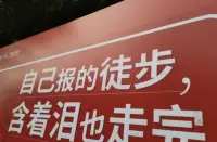 什么樣的感情寒了心？

真正的心寒不僅僅是外在的冷淡，
更是內(nèi)心深處的隔閡。

當你說話時，對方的眼神不再閃爍；
當你分享心情時，回應變得機械而冷漠。

這是一種無形的傷害，如同一根冰冷的針，
刺痛了我們內(nèi)心最深處的柔軟。

我們開始不再去過問對方的生活，
對方也不再關心我們的感受。

這樣的傷害，或許沒有傷痕，
卻更加痛徹心扉。配圖