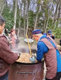 許多孩子都會來問老師一段感情如果沒辦法走下去，走到了分手的時候，試了許多辦法還走不出來怎么辦？

老師給的一個小建議就是帶上行李去旅行！

旅行就是在治愈、在復盤的過程！

一路上你會遇上各種各樣的人，各種各樣的事情！是他們幫你走出來的！可以試一試！配圖