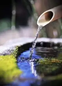 （職場智慧）

高認知的人都懂得保護自己身邊的優質關系


從人性的角度來說，當我們對一個人格外寬容的時候，除了喜歡，也喜歡對方身上的能量，喜歡跟對方說話，本質上都是因為對方身上有自己需要的東西，哪怕只是情緒價值，也能讓自己覺得開心和快樂。


反之，別人為什么不愿意跟你接觸，為什么不愿意跟你交流，本質上就是人家在你那得不到什么正向的能量和價值，甚至還覺得被浪費時間，被消耗。

所以在人際關系中，無論你和對方的關系有多親近，偶爾脆弱一下，是拉近彼此距離
和建立信任的一種方式，但要有分寸感，不要向別人釋放太多的負能量，不要把別人當成情緒垃圾桶，一丁點事都要抓著人家傾訴，向別人傳遞負能量，一旦你這么做了，說明你可能也并沒有多在意這段關系，并沒有多在意對方的感受，別人自然不愿意跟你交流，不愿意靠近你！

如果真的在意一段關系，要盡可能的為對方著想，盡可能的給對方帶去快樂和美好，而不是去消耗人家！

任何一段高質量社交關系，都要有利他的原則，你給別人帶去好處，別人就愿意跟你玩，愿意跟你交朋友！配圖