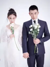 擇偶定位咨詢

兩個人不合適的表現有很多，以下是一些常見的情況：
? 1、溝通困難：如果兩個人在溝通上存在困難，經常誤解對方的意思，或者無法表達自己的想法和感受，這可能是關系不穩定的一個警示信號。
? 2、價值觀不合：價值觀是一個人的核心信仰和生活準則，如果兩個人在這方面存在很大差異，可能會導致沖突和分歧。
? 3、生活方式不匹配：每個人都有自己獨特的生活方式和習慣，如果兩個人的生活方式截然不同，可能會給這段關系帶來壓力。
? 4、性格不合：性格是一個人的行為和情感模式，如果兩個人的性格存在很大的差異，可能會導致相處上的困難。
? 5、興趣愛好不同：共同的興趣愛好可以增進兩個人之間的感情，如果兩個人的興趣愛好完全不同，可能會很難找到共同點和共同話題。
? 6、互相不信任：信任是建立健康關系的關鍵，如果兩個人之間存在互相不信任的問題，可能會導致關系的破裂。
? 7、沒有共同目標：共同的目標可以讓兩個人在一起有一個共同的方向和動力，如果兩個人沒有共同的目標，可能會導致關系缺乏穩定性和持久性。
? 8、經常爭吵：爭吵是關系中常見的現象，但是如果兩個人經常因為一些小事而爭吵，并且無法有效地解決問題，可能會導致關系逐漸惡化。
每對情侶的情況都有所不同，如果你覺得兩個人在一起不合適，建議及時和對方溝通，共同解決問題。若無法解決，可以考慮結束這段關系，尋找更合適的伴侶！配圖