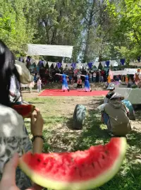 擇偶咨詢

兩個人不合適的表現有很多，以下是一些常見的情況：
 溝通困難：如果兩個人在溝通上存在困難，經常誤解對方的意思，或者無法表達自己的想法和感受，這可能是關系不穩定的一個警示信號。
 價值觀不合：價值觀是一個人的核心信仰和生活準則，如果兩個人在這方面存在很大差異，可能會導致沖突和分歧。
 生活方式不匹配：每個人都有自己獨特的生活方式和習慣，如果兩個人的生活方式截然不同，可能會給這段關系帶來壓力。
 性格不合：性格是一個人的行為和情感模式，如果兩個人的性格存在很大的差異，可能會導致相處上的困難。
 興趣愛好不同：共同的興趣愛好可以增進兩個人之間的感情，如果兩個人的興趣愛好完全不同，可能會很難找到共同點和共同話題。
 互相不信任：信任是建立健康關系的關鍵，如果兩個人之間存在互相不信任的問題，可能會導致關系的破裂。
 沒有共同目標：共同的目標可以讓兩個人在一起有一個共同的方向和動力，如果兩個人沒有共同的目標，可能會導致關系缺乏穩定性和持久性。
 經常爭吵：爭吵是關系中常見的現象，但是如果兩個人經常因為一些小事而爭吵，并且無法有效地解決問題，可能會導致關系逐漸惡化。配圖