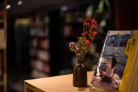 中年悟道


當一個人有了強求的執念，便在心底種下了痛苦的種子。

在這漫長的一生中，又有誰能夠避免遇上那些氣不過，也想不通的破事?

與其在別人的人生中去強求自己的幸福，不如悟透凡事靠自己！

與其在怨恨中強求他人的完美，不如放下期待，把所有的痛苦都交給時間。

當我們真正懂得了“不強求”的真諦，時間自會給出所有的答案！

如果您在愛情、婚姻、婆媳、職場遇到了困擾可打擾肖老師！配圖