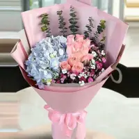 520，女人想要的是什么？

很多時候，女人真正想要的，并非價格多貴重的禮物，而是對方有沒有那份視自己為獨一無二的情意。

對許多女人而言，心意，大概就是最好的禮物。

節(jié)日里，可以沒有寶石鉆戒，可以沒有大額紅包，只是一桌簡單的飯菜，一份小小的禮物，彼此一起坐下來聊聊天，看似普普通通，卻無不滲透著體貼和在乎。

說實話，浪漫，不在于錢，而在于情，禮物，不在于價格，而在于“心意”

愛你的人，會費盡心思向你表達他的深情，不愛你的人，才會讓你患得患失，獨自度過失望滿滿的情人節(jié)。

生活需要儀式感，感情也一樣！

常說，真正牢固的感情，是要融進生活的點點滴滴里。

但這并不代表感情不再需要浪漫和儀式感。

恰恰相反，兩個人在一起的時間越長，越容易被各種矛盾和問題所裹挾，從而產(chǎn)生倦怠。

只有懂得適當為這段感情注入活力和新鮮感，才能熬過一路的雞毛蒜皮。配圖