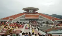 中年悟道

1、當(dāng)下就是最好的道場，真正的修行就是紅塵煉心，事上練，坐中靜，舍中得。

2、致虛極，守靜篤，身心就會接收到天地的高維能量。

3、享受孤獨，清理環(huán)境就是凈化自己的潛意識。

4、語言就是命運(yùn)，言即肉身，不可妄言。

5、因果法則真實不虛，萬法皆空，唯因果不空，因上努力，果上隨緣！配圖