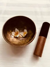 一個人內心強大了有6個表現：

1.接納無常。擁抱不確定性，允許一切發生，凡事盡力而為，并接受他的事與愿違；

2.自我察覺。管理自己的情緒，看到任何事，只是思考我能從中吸取什么能量，學會控念轉念，不會讓不良情緒摧毀理智和智慧；

3.課題分離。讓別人的事歸別人，讓自己的事歸自己，學會冷漠和理性，不要過度共情，不要有任何感性的煩惱。

4.善于拒絕。拒絕是你的權利，別人都好意思給你添麻煩，你還不好意思拒絕，本身就是對自己的道德情感綁架，善于拒絕可以把更多的時間留給提升自己。

5.敢于斗爭。在這個弱肉強食的叢林社會，你的忍讓往往讓別人得寸進尺，別人不缺傷害你的動機，只是缺少傷害你的能力，永遠要讓傷害你的人付出足夠的代價，他才會好好與你相處，永遠不要低估人性之惡。

6.絕不糾纏。與不合適的人不交流、不合作，發現這個人不對，果斷離場，及時止損，不回應惡意，讓他原路返回！配圖