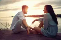 戀愛心理學

1、情侶之間有矛盾，有爭執，吵架都是很正常的事情，只要不涉及到原則的問題，互相謙讓一下，就可以過去的。

但是遇到原則問題，你就要拿出你的態度，你的決心，不能讓步的絕對不能讓步。

要懂得拒絕男人，不能事事都順從對方，不能因為你是女人，你就主動示弱，讓男人替你做決定，這樣才能讓你在這段感情中有地位，才會被珍惜和在乎。

當兩人發生爭執的時候，一定堅持自己的原則，該說狠話的時候，就要說，讓對方知道，一旦觸碰你的底線是會很嚴重的。

他才會主動過來向你示好，主動讓步，讓你開心。

你要始終保持自己有“拿得起，放得下”的態度，讓對方害怕你離開，害怕自己被拋棄。

2、有很多的男人總是對女人說：“除了我，別人誰還要你。”

看似是開玩笑，但其實男人心里還是有一種吃定你的感覺，認為你是非他不可的。

每一個男人骨子里都喜歡征服的感覺，也就是越難以拿捏的女人，他們越喜歡，越感興趣。

你總是主動示好，主動討好對方，就會讓男人失去征服的感覺，所以就會對你失去興趣，才會越來越不在乎你。

就算是對方很優秀，但是你也不要一副非他不可的樣子，這樣才會讓他有危機感。

這種危機感，能讓男人越對你感興趣，這樣你才能讓他不離開你。

3、如果有個人一直都對你很好，時間長了，就會讓你有一種依賴感，認為對方是應該的；如果突然有一天他對你不好了，你是不是還會反過來說他的不是。

就是這個道理，你不能一直對他太好，不能讓別人把你的好，當成是理所當然的事情。

偶爾晾一晾他，冷落他，這樣才能感覺出你的好，你的存在感。

所以你在每一次關心他的時候，先關心自己，讓他認為你是最重要的，而且你也可以做到不關心他，在你的心里，還是自己更重要一點。

這樣男人才會重視你，同時他也能學會關心你，學會在乎你。

如果你連你自己都無視，你都不對你自己好，你都把對方看得比自己重要，別人自然也不會把你看的很重要！配圖