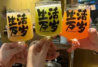失戀療愈傾訴


情侶分手后很難過(guò)，一下走不出來(lái)的建議：

1、試試先承認(rèn)分手是事實(shí)開始，接受這段關(guān)系已經(jīng)結(jié)束。

這可能是最困難的一步，但也是開始治愈的第一步。接受現(xiàn)實(shí)意味著停止否認(rèn)和逃避，開始面對(duì)和處理情感。

2、不要壓抑你的情感，無(wú)論是悲傷、憤怒還是失望。找一個(gè)安全的方式表達(dá)它們，比如寫日記、畫畫或與信任的朋友交談。情感的釋放有助于你更好地理解自己，也是治愈的開始。

3、與前任保持一定的距離，無(wú)論是物理上的還是社交媒體上的。這有助于你減少對(duì)他們的思念，避免不必要的情感波動(dòng)。與家人、朋友和支持團(tuán)體保持聯(lián)系，他們可以提供情感支持和鼓勵(lì)。


4、利用這個(gè)機(jī)會(huì)去探索自己的興趣和愛好，重新發(fā)現(xiàn)自我價(jià)值。這可能是一個(gè)重新定義自己是誰(shuí)，以及你想要什么的機(jī)會(huì)。參與新的活動(dòng)，去新的地方，創(chuàng)造新的回憶，這有助于你從舊的回憶中解脫出來(lái)。新的經(jīng)歷可以帶來(lái)新的視角和情感。

5、不要期望自己會(huì)立即感覺好轉(zhuǎn)。給自己時(shí)間去適應(yīng)新的生活狀態(tài)。恢復(fù)是一個(gè)逐步的過(guò)程，不是一夜之間就能完成的。給自己時(shí)間去愈合，不要急于進(jìn)入新的關(guān)系，這可能會(huì)讓你更難走出前一段關(guān)系。新的關(guān)系不應(yīng)該是用來(lái)填補(bǔ)空虛的工具。

即使現(xiàn)在看起來(lái)很難，也要相信事情會(huì)變得更好。保持希望是恢復(fù)過(guò)程中的重要部分。相信未來(lái)會(huì)有好事發(fā)生，可以幫助你保持前進(jìn)的動(dòng)力！

如果還是走不出來(lái)得需要找專業(yè)的咨詢師咨詢！配圖