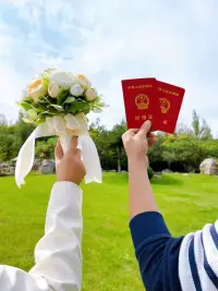戀愛婚姻咨詢

兩性之間的關(guān)系類型有很多種，比如戀愛關(guān)系、婚姻關(guān)系、每種關(guān)系的長久都需要雙方共同的努力和經(jīng)營，以下是一些有助于兩性關(guān)系長久的建議：

 1、清醒：清醒的看待問題，及時的溝通解決矛盾，了解雙方思維差異，相互理解、尊重和包容。
 2、勢均力敵：共同進步，不要因為雙方差距過大，導(dǎo)致關(guān)系失衡，要讓感情處在一個正向的發(fā)展狀態(tài)中。
 3、不用討好：如果一段感情需要你費盡心思去討好，那么很可能，這段感情本身就不合適。

     每對情侶的相處模式都不一樣，最重要的是要找到適合自己的方式，建立健康、平等、尊重和信任的關(guān)系。配圖