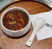 生活中的許多怨念和煩悶，皆是因?yàn)樘e。

太閑猶如毒藥，太忙又好似迷藥。

人生需要一點(diǎn)空閑來為忙碌蓄力，但太多的空閑往往會(huì)留下遺憾。

所以，適當(dāng)忙碌，偶爾清閑，才是治愈生活最好的良藥。配圖