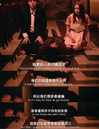 童年缺愛(ài)的人學(xué)習(xí)自我關(guān)懷

心理學(xué)家阿德勒說(shuō)過(guò)：“幸福的人用童年治愈一生，不幸的人用一生治愈童年”。

童年缺愛(ài)的人，一生都在尋找從父母那里缺失的愛(ài)，一生試圖用各種方式填滿心里對(duì)成長(zhǎng)之愛(ài)的空缺和失落。

看過(guò)一句話“生命中缺失的任何東西，都會(huì)以另一種方式找回來(lái)。”

用心理學(xué)解釋就是：“缺愛(ài)的人，會(huì)不斷用自以為正確的方式，來(lái)補(bǔ)償/代償這種對(duì)愛(ài)的渴望，以減輕內(nèi)心的痛苦、焦慮和不安感。”

把對(duì)愛(ài)的需求和渴望，全部轉(zhuǎn)嫁給伴侶。

缺愛(ài)的人，想要充分彌補(bǔ)成長(zhǎng)中愛(ài)的缺失，就會(huì)對(duì)伴侶的要求特別高，希望對(duì)方能無(wú)條件愛(ài)自己，能無(wú)時(shí)無(wú)刻不關(guān)注自己的壞情緒。


就像伊能靜曾經(jīng)在訪談中說(shuō)，她剛與秦昊在一起時(shí)，喜歡作，喜歡沒(méi)完沒(méi)了重復(fù)自己的傷痛，然后秦昊就告訴她“你有病要去看醫(yī)生，我是來(lái)找老婆的，不是要當(dāng)誰(shuí)的心理醫(yī)生，也不是來(lái)拯救誰(shuí)的”。

缺愛(ài)的人，在愛(ài)情里最直觀的表現(xiàn)就是不自信，與對(duì)方相處，總是帶著不可磨滅的卑微感，做什么都畏首畏尾，瞻前顧后，沒(méi)法坦誠(chéng)以待

因?yàn)闆](méi)有強(qiáng)大的安全感做支撐，內(nèi)心非常脆弱，容易情緒失控，稍有不如意，或者感覺(jué)不被愛(ài)，就會(huì)陷入巨大的負(fù)面情緒中。

療愈：1、童年“缺愛(ài)”，沒(méi)有見(jiàn)習(xí)過(guò)愛(ài)的教育，自然這門功課是容易掛科的。
但是只要擁有好的學(xué)習(xí)力、領(lǐng)悟力，或者找到好的伴侶、老師來(lái)指引，我們一樣會(huì)把內(nèi)心的缺憾一點(diǎn)點(diǎn)找回來(lái)。

2、不再內(nèi)向歸因，學(xué)會(huì)轉(zhuǎn)變思維方式。
要停止對(duì)自己的無(wú)休止譴責(zé)和嫌棄。

3、跟原生家庭“和解”，不是原諒，是放下。因?yàn)楹徒獾那疤崾恰袄斫狻保∫溃改敢彩堑谝淮萎?dāng)父母，也沒(méi)有經(jīng)驗(yàn)，尤其是很多家長(zhǎng)，迫于生活和現(xiàn)實(shí)的無(wú)奈，種種的因果，才導(dǎo)致了對(duì)于孩子成長(zhǎng)的缺席。
4、獨(dú)立，豐富物質(zhì)和精神世界，做自己愛(ài)的支撐力。
5、安撫并鼓勵(lì)那個(gè)內(nèi)在的小孩。（在我的個(gè)人主頁(yè)下視頻里冥想練習(xí)擁抱你內(nèi)在的小孩）
6、相信自己值得被愛(ài)，才能真正被愛(ài)，心理學(xué)上稱之為“暗示效應(yīng)”（是指用誘導(dǎo)的間接方法對(duì)人們的心理和行為產(chǎn)生影響，使其不自覺(jué)與暗示期望的目標(biāo)相符合。）

簡(jiǎn)單點(diǎn)說(shuō)，給自己經(jīng)常點(diǎn)贊，每天夸自己一百遍，時(shí)間長(zhǎng)了，潛移默化你就會(huì)形成自尊、自信和自愛(ài)！與童年的自己和解可咨詢肖老師！配圖