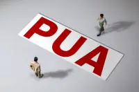 你有沒有被職場PUA？（應對方式）

PUA的核心就是“情感綁架！美其名曰，都是為了培養你。常見手段有以下幾種，看一下你有沒有中招：
1、不停的打擊你，永遠在挑剔你的錯誤，吝嗇的表揚，同時還告訴你，這是對你的鞭策目的，是讓你變得更優秀，你在別的單位不可能有人會跟你說這些！

2、不停的拿你跟其他的職員做對比，讓你造成心理落差。

3、交給你不合理的工作內容，比如:讓你替她個人辦一些私事，會讓你感覺她是在重用你，連私事都交給你辦，應該是拿你當“自己人”，其實這是表象。

4、交給你超負荷的工作量，遠遠超出8小時工作范疇，拼命壓榨你的產出，公司其他人可能都下班了，然而你還在加班。告訴你外面的形式很差，你能有這份工作 已經是你的福氣。還一直提醒你，你要懂得感恩!

5、搶占你的功勞。這段時間業績好，是因為她指揮的好，跟你講的振振有詞，仿佛你的努力，不值一提！

6、給你希望，如果你再努力一點 就會得到她的肯定，如果你再多加加班，就是對她的感恩。

如果你的領導滿足這里三個以上，說明你正在被職場PUA！

能被職場PUA的，往往都是缺愛的人，他們渴望得到關注和肯定，當然，他們也是相對不太自信的人。往往領導就是利用這一個弱點，再加上一切都是為你好的表象，把你吃的死死的。那怎么辦？重點來了！

要想遠離職場PUA，可以采用“心理隔絕”的方式，首先要自信，要堅定一個觀念：我可以承認這個事做失敗了，或者做的不夠好，但并不代表我這個人就是失敗的，至少我比昨天的自己，進步了一點！要內求，跟自己比，只要每天進步一點點即可。

要告訴自己：領導再大，也是個人，沒啥了不起！你可以敬畏他，但不要怕他。敬畏領導，你日后才有可能成為領導；不怕他，你的氣場自然就出來了！你還可以經常 這樣的暗示自己：我行！我可以！我具備獨立思考的能力！領導也是個人，沒啥大不了等等等等 這些對自己肯定的語言，通過不斷地實踐和自我暗示，慢慢建立起強大的自我。“自我”一建立，“自信心”就會自然顯現！配圖