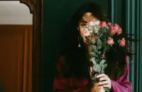 你生命中所有問題都來自于
你不夠愛自己

但愛自己究竟是什么，很多人以為對(duì)自己好點(diǎn)、買好東西犒勞自己，吃好穿好……就是愛自己了。

從心理學(xué)看來，這些都并非“真愛”。

真正的愛自己，包含了我們潛意識(shí)深處的3個(gè)核心自我信念：

1. 無條件的自我接納，不自我苛責(zé)，淡定從容；
2. 足夠高的自我價(jià)值感，不自我攻擊，自信有主見；
3. 發(fā)自內(nèi)心的配得感，進(jìn)入任何關(guān)系都不惶恐焦慮，安全感強(qiáng)……

這些都建立在認(rèn)識(shí)自己、接納自己的基礎(chǔ)上，當(dāng)我們看到自己內(nèi)心深處的聲音，破除潛意識(shí)深處的負(fù)向信念，建立積極的自我信念，我們才能真正愛自己。

難怪楊絳先生曾在100歲生日時(shí)感嘆：“世界終歸是自己的，與他人無關(guān)。”

擁有這樣的覺察力，并不是一般人能做到的。這需要對(duì)人性有豐富的洞察，對(duì)生命有足夠的尊重，以及深厚的心理學(xué)沉淀、豐富的人生閱歷。

這樣的人，內(nèi)心富足，活得自在高級(jí)！配圖