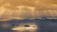 人生感悟

人性中是有很多陰暗面的，我們需要接納這些陰影的存在。

正能量和負能量，光明和陰影，從來都是一體兩面。從高維來看，一切沒有好壞、對錯之分。

一個人負能量越強，一旦覺醒后，他的正能量也必然越強。

就像，很多曾經歷過巨大痛苦、創傷的人，比如，曾患有嚴重的抑郁癥、焦慮癥、精神分裂癥……或有過瀕死體驗的人，在徹底覺醒，療愈好自己之后，會成為非常好的心理咨詢師、療愈師、靈性導師等。

萬物皆有裂縫，那是光照進來的地方！配圖