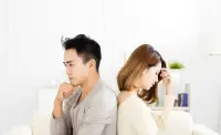 渣男的十大表現！


1.對你很好，好到讓你以為他很喜歡你。

2.細心又體貼入微，對你關懷備至。

3.和你微信聊天時，同時和很多女生微信聊天。

4.對你用一些曖昧詞匯，讓你患得患失，又不表明態度。

5.時不時地撩你，但又沒實際行動！

6.每天晚上和你說晚安，但同時也和別的女生說晚安。

7.喜歡與你肢體接觸，讓你若即若離。

8.故意在你的面前，和其他女生來往，引發你的醋意。

9.從來不說喜歡你，但又總做讓你歡喜的事。

10.有女朋友了，還與你曖昧不清。

11、不講信用。他們經常違背承諾，不信任他們的人。

12、控制欲強：試圖控制對方的行為、思想和情感，限制對方的自由。

13、忽冷忽熱：渣男前期特別的熱情主動，對你各種噓寒問暖、消息秒回、訂外賣、送奶茶、送禮物、接送你上下班，后期又會變得冷漠無情！

遇渣男應該尋找專業幫助，免得越久越會受到巨大的傷害！配圖