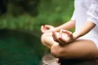 ??如何清醒的活在當(dāng)下？什么是真正的＂開(kāi)悟”

所謂“開(kāi)悟”、“覺(jué)醒”，是一種什么樣的狀態(tài)呢？


簡(jiǎn)單來(lái)說(shuō)，是一種內(nèi)心極度寧?kù)o的狀態(tài)，或者與萬(wàn)物融為一體的狀態(tài)。


什么意思呢？普通人在日常生活中，是很煩躁的，心理情緒波動(dòng)很大，頭腦里面念頭很多，一念接一念，我告訴你，你能覺(jué)察到一念接一念，那都是水平高的，普通人，連一念接一念都覺(jué)察不到，他頭腦里面念頭太多了，萬(wàn)念叢生，多到他自己都覺(jué)察不過(guò)來(lái)，多到他已經(jīng)把這當(dāng)成常態(tài)了。


閑，閑不住；忙，又欲念叢生。

真忙起來(lái)，倒反而好了。

事情一旦多到他處理不過(guò)來(lái)的時(shí)候，便一心一意應(yīng)對(duì)事情，此時(shí)，忙到深處，忙到沉浸中，萬(wàn)物與我融為一體，倒隱隱約有些清凈的感覺(jué)了。

??所以，重要的是清靜，重要的是沖突的消失！

古人云，不以物喜不以己悲，這個(gè)世界上你自己才是最重要的，不必在意任何人對(duì)你的看法。


活在別人的眼光里，活在別人的嘴里，你永遠(yuǎn)都不敢于做真實(shí)的自己！


??當(dāng)你真正覺(jué)醒之后，做回了那個(gè)最真實(shí)的自己，你就會(huì)發(fā)現(xiàn)，你不用在意全世界的看法。


自我意識(shí)的覺(jué)醒，有時(shí)候就是你這個(gè)人突然發(fā)現(xiàn)，我該做什么，我該對(duì)自己的人生負(fù)責(zé)。

因?yàn)椋憔褪亲约旱娜澜?，別人只是你人生這場(chǎng)游戲當(dāng)中的配角。


你無(wú)需再去取悅?cè)魏稳?，你只需要做那些自己?nèi)心真正想做的事情，你以后只會(huì)傾心全力取悅自己！配圖