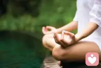 為什么現代人會容易得焦慮抑郁癥呢？

1、生活當中和工作當中所帶來的壓力，會讓焦慮抑郁癥更加普遍地出現在我們日常生活當中，很多年輕人面對高負荷的工作量和各種方面的壓力，就會變得精神過度緊張焦慮，長時間如此就很容易形成抑郁癥！

2、自卑的人很容易出現抑郁，有社會因素，也有個性的因素，同時還有遺傳因素，這些因素都會導致一個人產生自卑的情緒，長時間如此就會形成抑郁癥。

3、有的人天生性格就不是很開朗，又善良的無底線，不能正常表達憤怒的人，是很容易得抑y癥的！

4、如果一個人想快速減肥而采取節食做法的時候，就可能會出現抑郁的癥狀，導致抑郁主要是體內某些維生素和礦物質的缺乏而引起的。

5、缺乏運動

女性因忙于家務而缺乏運動，就會出現抑郁癥，但是缺乏運動也會導致男性患抑郁癥，陽光不足，經常呆在家里是很容易引起抑郁癥發生的。

大家一定要充分認識到抑郁癥的危害性，要保持良好的心態來預防此病的發生。

在人際交往中，一定要保持良好的精神狀態，要多做一些自己能夠勝任的事情，這樣可以讓自己保持自信樂觀以及積極上上和情緒高昂的狀態，在這種狀態下會對他人充滿善意，而且對生活也充滿希望和信心，在這種情況下，抑郁癥就會遠而避之！配圖
