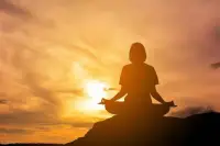 人生之悟

莫言說：“人生有四然：來是偶然、去是必然、盡其當然、順其自然?！?
憂愁，不放心上?，嵤拢蝗ゼm結。
往事如煙，隨風淡然。

 人生有三見： 見天地，見眾生
見自己。天地是規律，陰晴圓缺，生老病死；

眾生是人性，妖魔鬼怪，名利權情；

自己是欲望，七情六欲，貪嗔癡念。

見天地，知敬畏，所以謙卑；見眾生，懂憐憫，所以寬容；見自己，明歸途，所以豁達！配圖