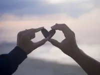 婚姻戀愛情感咨詢（如何吵架不傷感情）

我們都想在一段關系里得到安全感和幸福感，只是很多時候，我們不懂得如何表達，以至于明明心里很愛對方，卻把對方推得越來越遠。

所以，吵架時，兩個人之間的溝通方式就顯得非常重要。

溝通時，我們最好還是少批評別人，多描述自己，這樣既不用壓抑自己，又不會破壞關系！配圖
