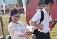 有人問，遭遇情劫的女作家余秀華，還有底氣說自己活得通透嗎？


一個不顧年齡差距，一上來就主動在公眾平臺官宣自己與名人余秀華相戀，渲染戀情，博取眼球的人，怎么看都是一個別有用心，利用余秀華的名人效應為自己謀利的人。

記得當時，整個網絡都是關于余秀華的推送，這真是一個奇跡。

今天，余秀華的愛情終于落下帷幕，因為這樣的兩個人注定不會長久。

以后的余秀華還會有底氣聲稱她自己活得通透嗎？

我想說，當然有。因為她并不懂得真正的通透是什么，無知者無畏。

如今的她身家千萬，錢是人之膽，就沒有她不敢說的。

曾經的她，敢寫“驚世駭俗”的露骨歪詩，甚至把隱私器官都堂而皇之地寫進詩里，敢于公眾平臺上爆粗口，滿嘴都是污言穢語，敢于“色解唐詩”，把幾千年的傳統文化糟蹋個面目全非，敢于在直播間發嗲“我要喝水水”……！

俗話說得好，無知者無畏，還有什么是余秀華不敢的？

但愿她一朝醒來，能夠收斂心性，不再靠劍走偏鋒博取彩頭，覓得良人，安其心，得其所。配圖
